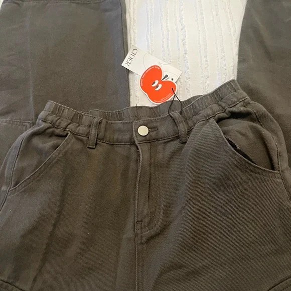 On trend olive green cargo . Size Medium - Picture 4 of 5